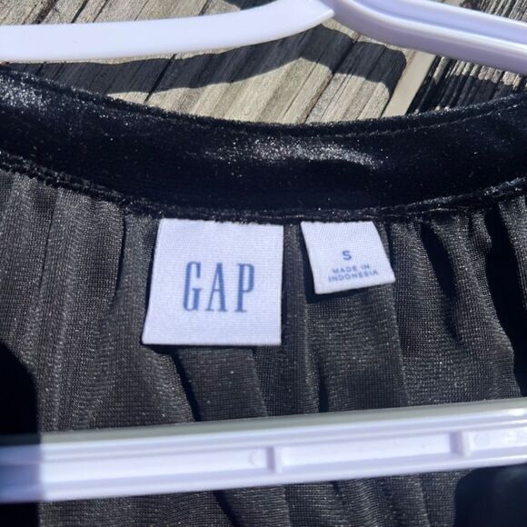 Gap Black Velvet Puff Sleeve V Neck Top- never worn and in perfect condition! - Picture 3 of 9